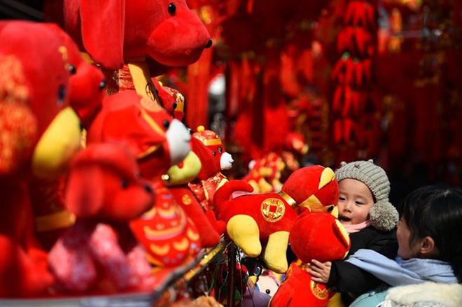 Châu Á ngập tràn sắc đỏ cùng linh vật chú chó chào Tết Nguyên Đán